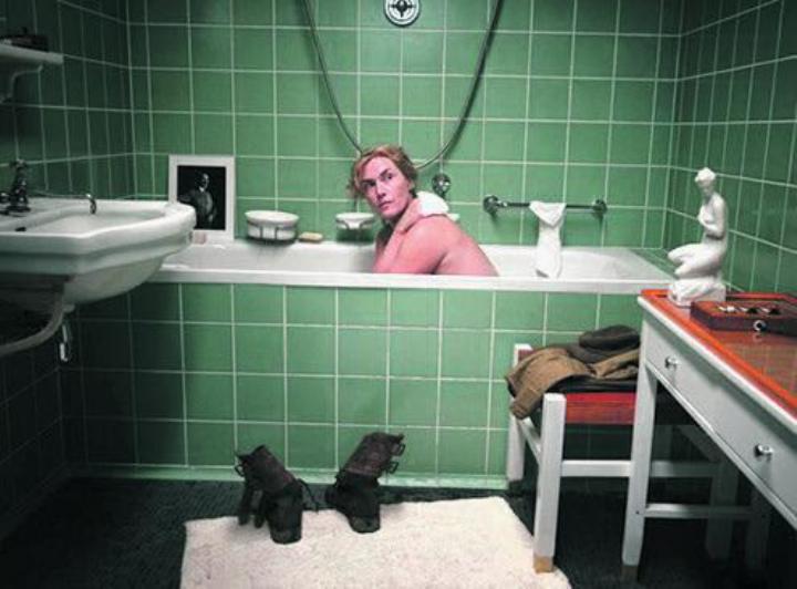 Lee Miller schleicht sich in Hitlers verlassene Münchner Wohnung – wo das bekannteste und wichtigste Bild von Miller selbst entsteht: in der Badewanne des Führers. Foto: zVg