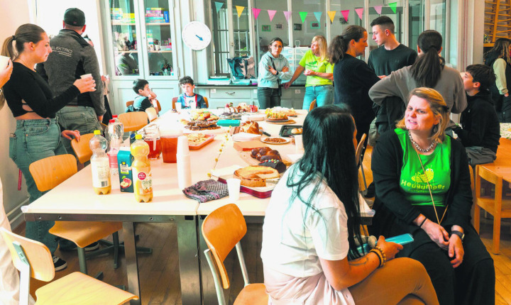 Grosses Interesse an den neuen Räumlichkeiten der Tagesstrukturen im ehemaligen Kindergarten «Wasentor» in Laufenburg.