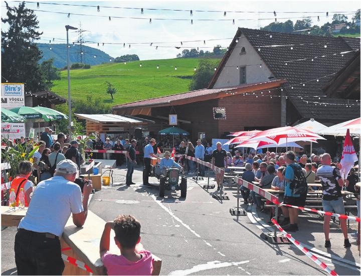 Viele Besucherinnen und Besucher verfolgten den Plausch-Wettkampf.