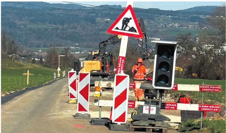 Mehrere Lichtsignalanlagen regeln zurzeit den Verkehr auf der K464. Foto: sh