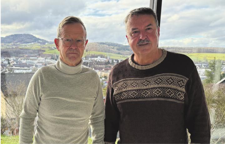 Dieter Härdi (links) und Jörg Schweizer wohnen beide im Quartier Frickberg und wollen sich weiterhin für einen verbesserten Lärmschutz im Siedlungsgebiet von Frick einsetzen. Foto: Simone Rufli