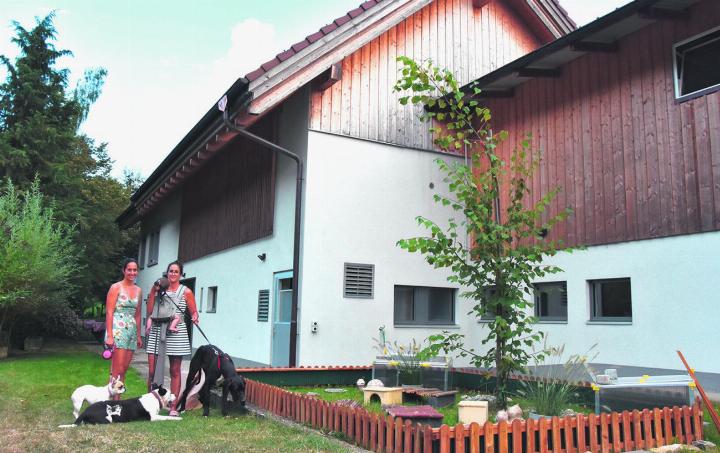 Janina (links) und Stefanie Sutter vor der Liegenschaft, die neu zum Tierlignadenhof gehört. Foto: Susanne Hörth