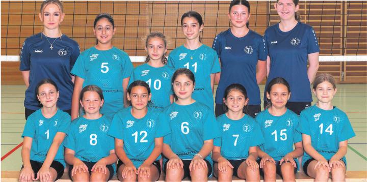 Trotz wenig Erfahrung hält das U14 2 Team von Volley Möhlin an den Turnieren gut mit. Aileen Wohlgemuth (Assistenztrainerin, hinten von links), Melis, Amra, Melek, Sienna Rittiner (Assistenztrainerin), Vanessa Frey (Trainerin) vorne von links: Anna, Lia, Reeva, Ariana, Noelia, Amy, Mia B. Es fehlt: Mia K. Foto: zVg
