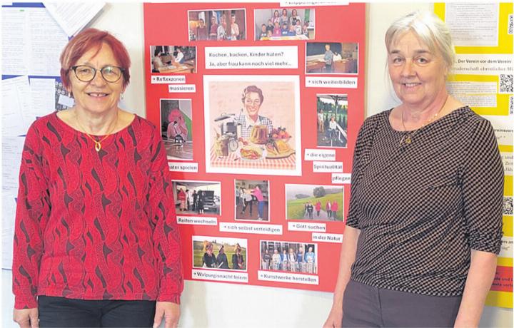 Die langjährigen Vorstandsfrauen Esthi Winter (links) und Hedy Lüthold haben zusammen mit den Pfarreiseelsorgerinnen Elisabeth Lindner und Christina Kessler die Ausstellung erstellt. Foto: zVg