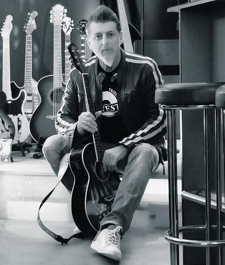 «Ich bin jetzt daran, Gitarre zu lernen. Dafür ist man nie zu alt», sagt der grosse Elvis-Fan, Ernesto Tufilli (53). Foto: zVg