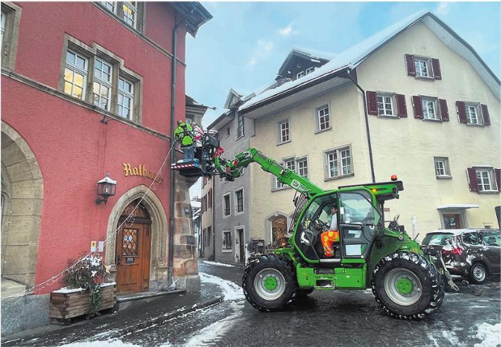 Mitglieder des Dekoteams beim Einsatz. Foto: zVg