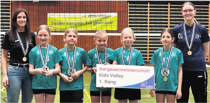 Das ganze U11-Team ist stolz auf den Titel (von links): Joëlle Scheuchzer (Trainerin), Charlotte, Malin, Melina, Fiona, Jolina und Marina Wunderlin (Trainerin). Foto: zVg