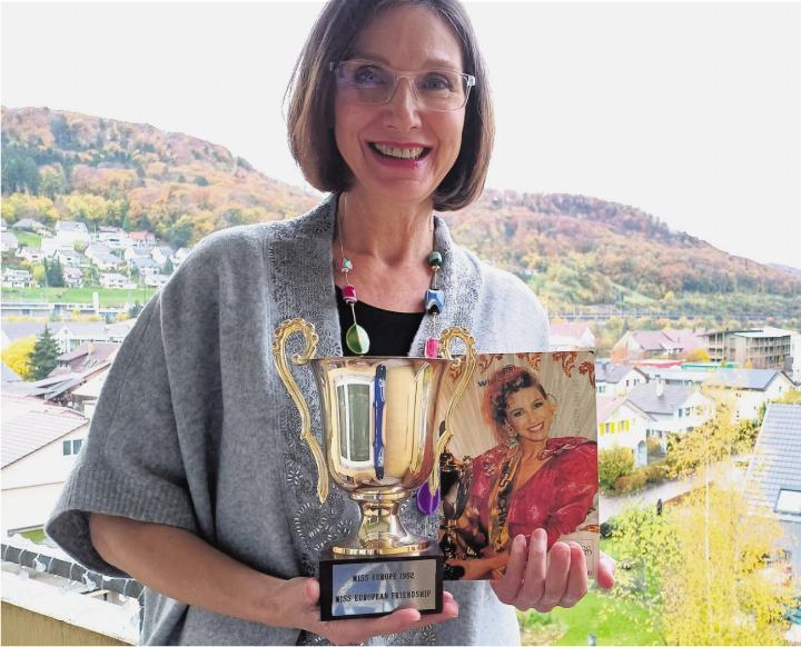 Sandra Aegerter (heute Jones) auf dem Balkon ihrer Mutter – hoch über den Dächern von Stein. In der Hand der Pokal, der an die Wahl zur Miss Europe 1992 erinnert und ein Autogrammkarte. Foto: Fabrice Müller Sandra Aegerter (heute Jones) auf dem Balkon ihrer Mutter – hoch über den Dächern von Stein. In der Hand der Pokal, der an die Wahl zur Miss Europe 1992 erinnert und ein Autogrammkarte. Foto: Fabrice Müller