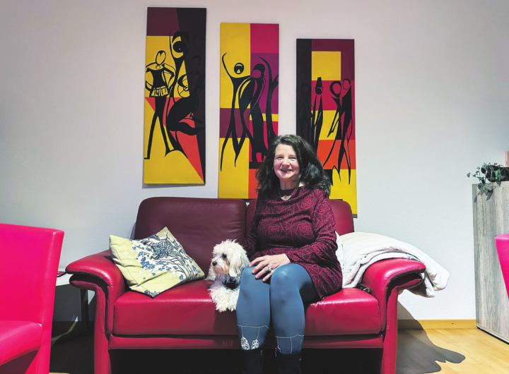 Josefine Fett mit ihrer Hündin Sallye. Foto: Andrea Worthmann