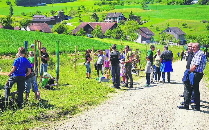 Spiel und Spass am Bisletenbach. Foto: Enya Peterhans