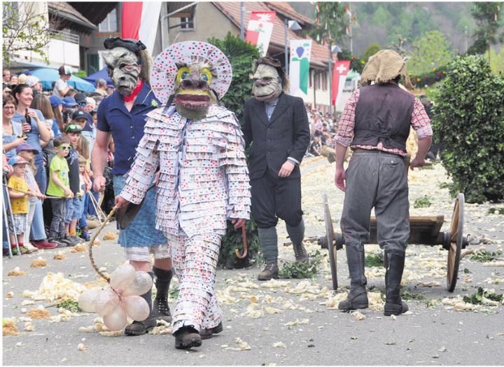 Masken und Kostüme auf der Dorfstrasse. Foto: Vreni Weber