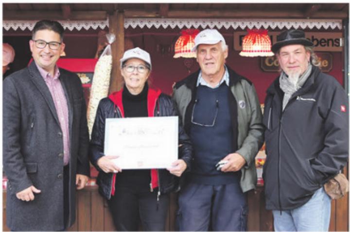 Urkunden-Übergabe an Margot und Gerhard Zurlinden (Mitte) zur 50. Teilnahme an der Basler Herbstmesse. Foto: © Kanton Basel-Stadt Urkunden-Übergabe an Margot und Gerhard Zurlinden (Mitte) zur 50. Teilnahme an der Basler Herbstmesse. Foto: © Kanton Basel-Stadt