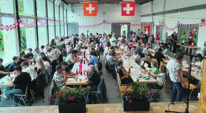 Die Bundesfeier in Schupfart – für einmal in der Turnhalle – war gut besucht, auch von jüngeren Jahrgängen. Foto: zVg