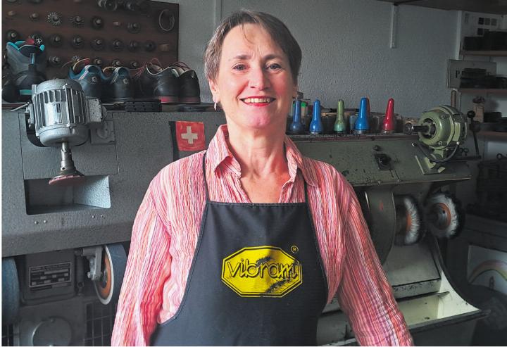 Erika Schweizer-Leimgruber ist eine der letzten Schuhmacherinnen im Fricktal. Bild: Petra Schumacher