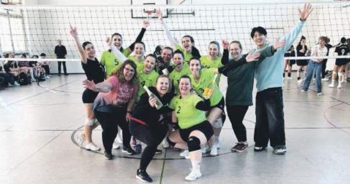 Die 4.-Liga_Damen von Volley Smash 05 feiern ihren Sieg und Aufstieg in die 3. Liga Classic. Foto: zVg