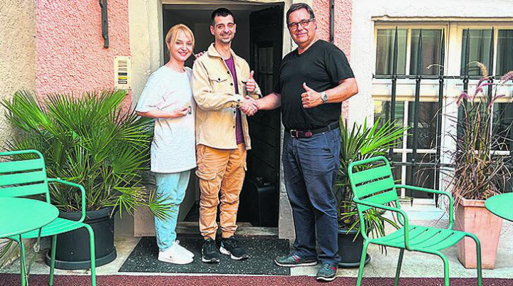 Schlüsselübergabe: Guido Maier (rechts) freut sich, dass mit Sandra und Misel Djokic, ein engagiertes Wirtepaar die «Probstei» übernimmt. Foto: Susanne Hörth