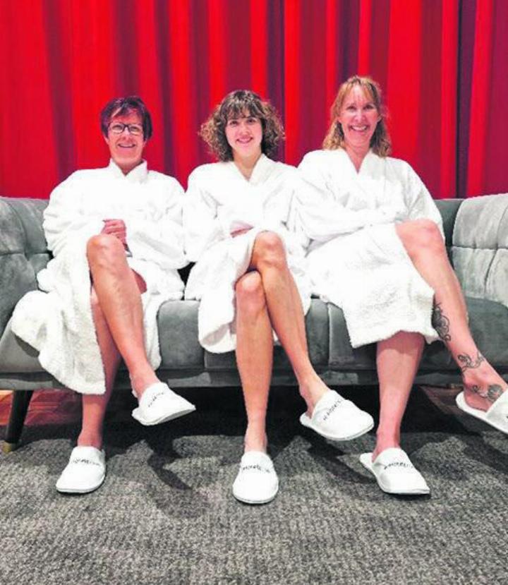 Belinda mit ihren neurotischen Freundinnen. Caroline Ruflin (von links), Jacqueline Hochstrasser und Daniela Filippini). Foto: zVg