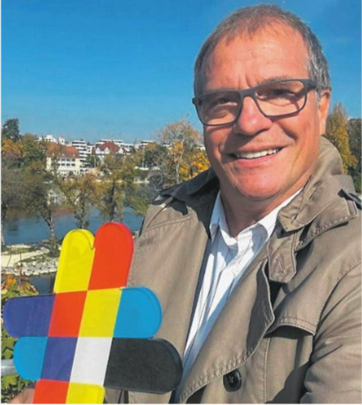 Der deutsche Oberbürgermeister Klaus Eberhardt mit der Auszeichnung für die beiden Städte. Foto: zVg