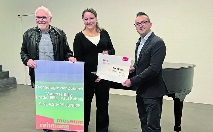 Ein freudiger Moment: Rudolf Lüscher (von links), Patrizia Solombrino und Giuseppe Laneri. Foto: zVg