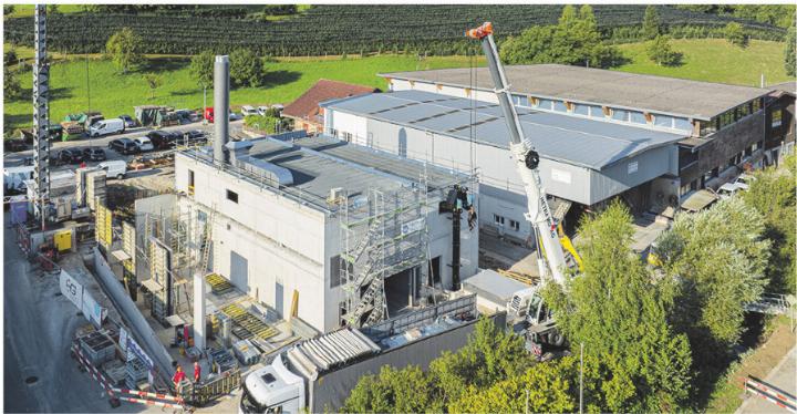 Die neue Zentrale, bestehend aus der Pflanzenkohleanlage und dem Holzkessel, ist seit ein paar Tagen in Betrieb. Foto: zVg