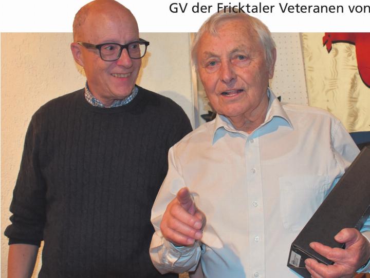 Anton Schnetzler (Kaisten) gehört seit 70 Jahren Swiss Cycling an und wurde geehrt, wofür er sich bedankte. Markus Lüthi (links), wurde zum neuen Fähnrich gewählt.