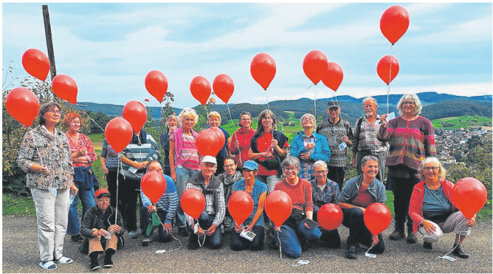 Taizé-Pilgerinnen und Pilger mit roten Ballons der Hoffnung. Foto: zVg