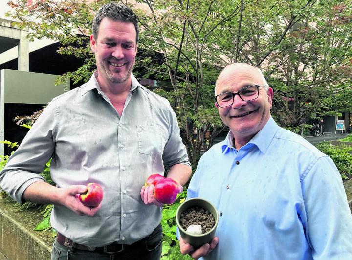 Boden, und was daraus wächst: Andy Steinacher (rechts) hat einen Topf mit Erde aus Schupfart dabei, Christoph Riner dreimal Jonagold aus Oberzeihen. Foto: Ronny Wittenwiler