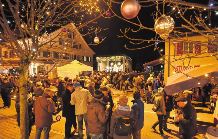 «Weihnachten in Frick» ist auch immer ein Begegnungsanlass. Foto: Archiv NFZ