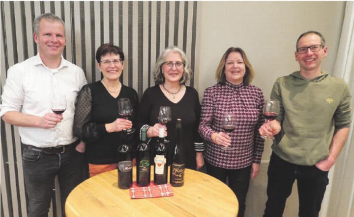 Der gutgelaunte Vorstand mit Peter Büchli, Luzia Brack, Lisa Broder, Ursi Pfister und Reto Pfister (v. l.). Foto: zVg Der gutgelaunte Vorstand mit Peter Büchli, Luzia Brack, Lisa Broder, Ursi Pfister und Reto Pfister (v. l.). Foto: zVg