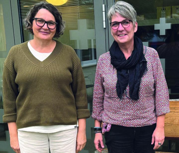 Monika Wiederkehr (l.) und Monika Thommen vor dem Eingang zur Tagesstätte in Frick: «Angehörige müssen lernen, Entlastung in Anspruch zu nehmen.» Foto: Simone Rufli