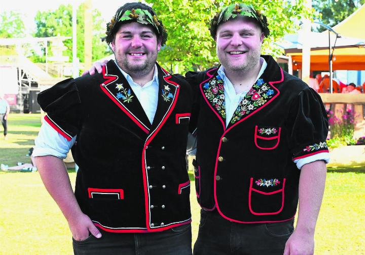 Tobias Dünner (links) und Luis Hasler freuen sich über das gewonnen Eichenlaub.