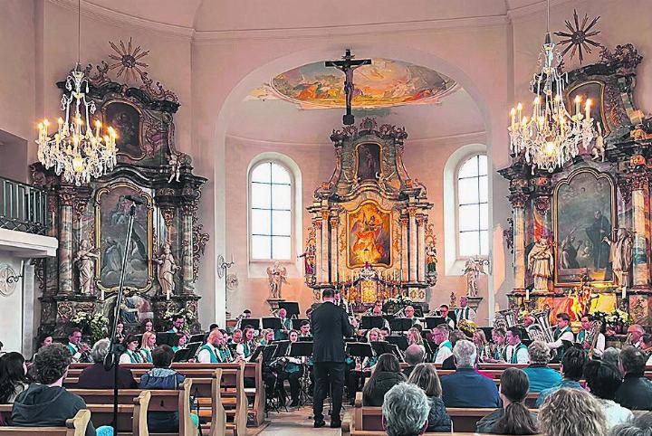 Die Musikgesellschaft Concordia Wegenstetten unter der Leitung von Bence Tóth. Foto: zVg