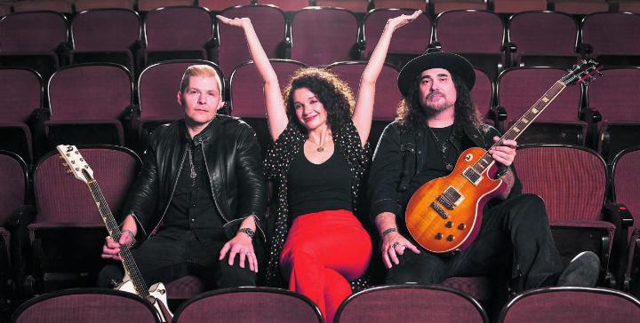 Eric Johanson, Katarina Pejak und Alastair Greene (v.l.) werden zusammen mit ihrer Band am Mittwoch, 2. Oktober, das 31. Fricktaler Blues Festival eröffnen. Foto: zVg