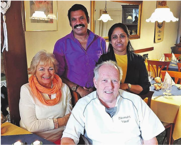 Hans und Getty Kistler (sitzend) übergeben den «Bären» an Ganesathas und Sasikala Thayalakuru. Foto: zVg