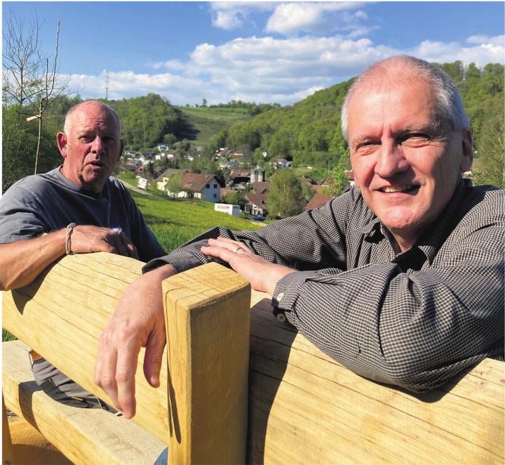 Michael Siegrist (links), Präsident Naturschutzverein Obermumpf, und Gemeindeammann Benedikt Gürtler am neu gestalteten Ort im Jättetal. Fotos: Ronny Wittenwiler