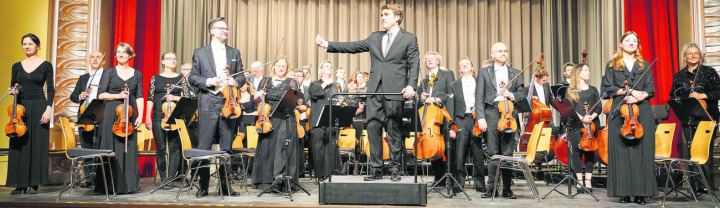 In der «Schottischen» von Felix Mendelssohn Bartholdy kam der satte Klang des argovia philharmonic wunderbar zum Tragen. Foto: Edi Strub