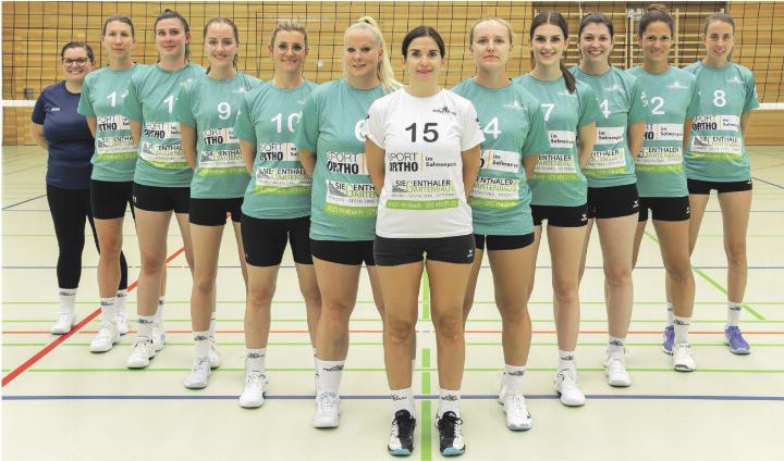 Anfang März steht für Volley Möhlin 2 das Derby gegen den Tabellenführer VBC Rheinfelden an: Seraina Ernst (von links), Eveline Odink, Aline Bieri, Aurelia Barth, Lea Oliva, Claudia Siegenthaler, Joëlle Scheuchzer, Analea Apelt, Claudia Rinderknecht, Julia Misteli, Denise Lang, Marina Gatschet. Auf dem Foto fehlt Selina Apelt und Petra Barbazza. Foto: zVg