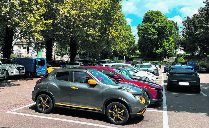 Parkieren lohnt sich – für die Stadt: Der Parkplatz Schützen bringt am meisten Geld ein. Foto: Valentin Zumsteg