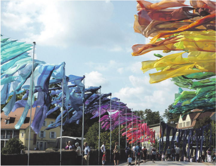 Verbindet die beiden Rheinfelden: Die Rheinbrücke während den Brückensensationen 2009 mit der Installation aus Tüchern von Rud Witt. Foto: Kurt J. Rosenthaler