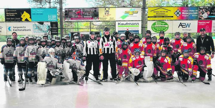 In der «Week of the Referee» gab es jeweils ein Gruppenfoto mit den Teams, hier vor dem Spiel der U13 des EHC Rheinfelden. Foto: zVg