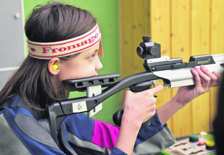 Die zwölfjährige Hottwilerin Jessica Oeschger war im Badener Schiesskeller Esp beste Gewehrschützin des Finals «Aargauer Zähni». Foto: zVg