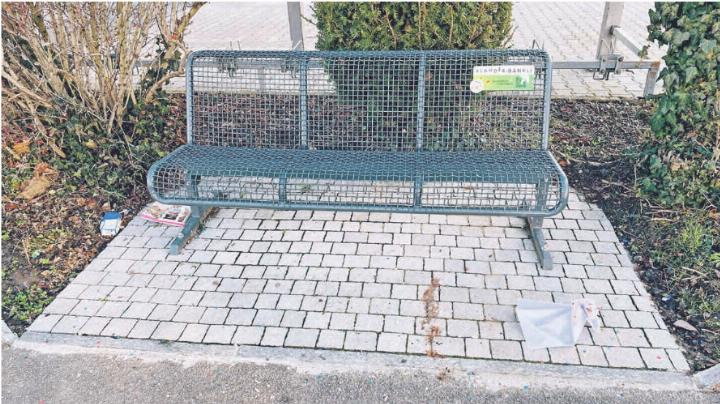 Das Plauderbänkli, das leider immer wieder Opfer von Abfallsündern ist. Foto: Richard Schmid