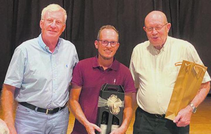 Urs Hofer bedankt sich bei Daniel Buchmann und Wolfgang Beiss. Foto: zVg