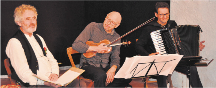 Kaspar Lüscher, Rezitator (von links), Gino Suter, Violine und Andrei Ichtchenko am Akkordeon bilden zusammen das Ensemble Trianguli. Foto: Vreni Weber