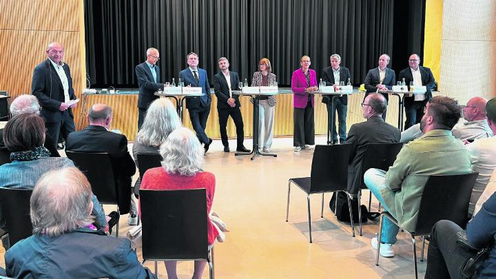 Grosses Interesse: Rund 130 Leute nahmen am Wahlpodium teil. Moderator Walter Herzog (von links) befragte Dominik Burkhardt, Michael Derrer, Joël Lässer, Susanna Schlittler, Claudia Rohrer, Benjamin Steiger, Niklaus Leemann und Urs Schnyder. Foto: Valentin Zumsteg