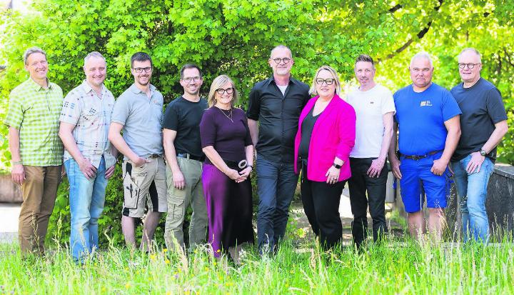 Sie organisieren die Berufsmesse «Schule trifft Wirtschaft» in Möhlin: Roger Buser (von links), Ciril Moser, Simon Kaufmann, Daniel Hilpert, Claudia Emmenegger, Stephan Willener, Anita Kym, Markus Kindler, Martin Schmid und Frank Jonas; es fehlt Karin Küng. Foto: zVg