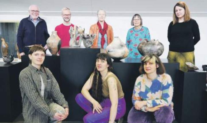 Stehend, von links, bei den Keramiken Frauke Roloffs: Rudolf Lüscher, Michael Hiltbrunner, Frauke Roloff, Nika Schudel und Patrizia Solombrino; vorne, von links: Aëla Maï Cabel, Pauline Marx und Maëtte Lannuzel. Fotos: Michael Gottstein