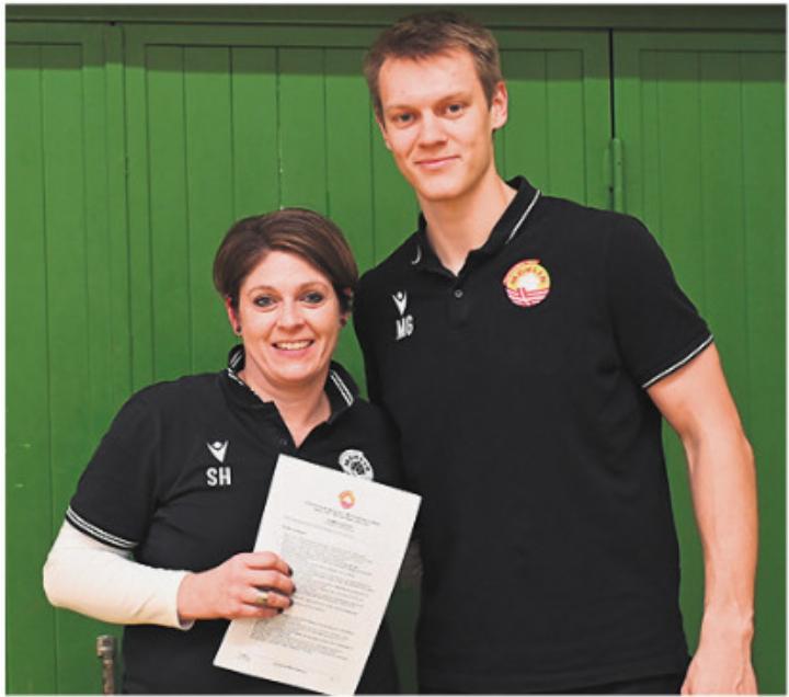 TVM-Präsidentin Sandra Herzog und Mitch Giezeman, nach der Vertragsunterzeichnung. Foto: zVg