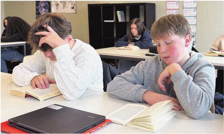 Vertieft ins Buch; Schülerinnen und Schüler der Oberstufe Frick. Fotos: Simone Rufli