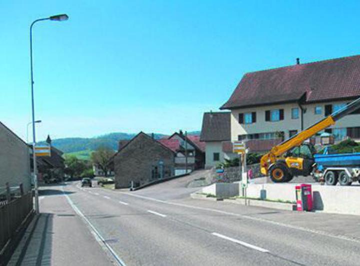 Ab Montag wird in Oberhofen auch die Bushaltestelle «Kreuz» ausgebaut. Foto: zVg
